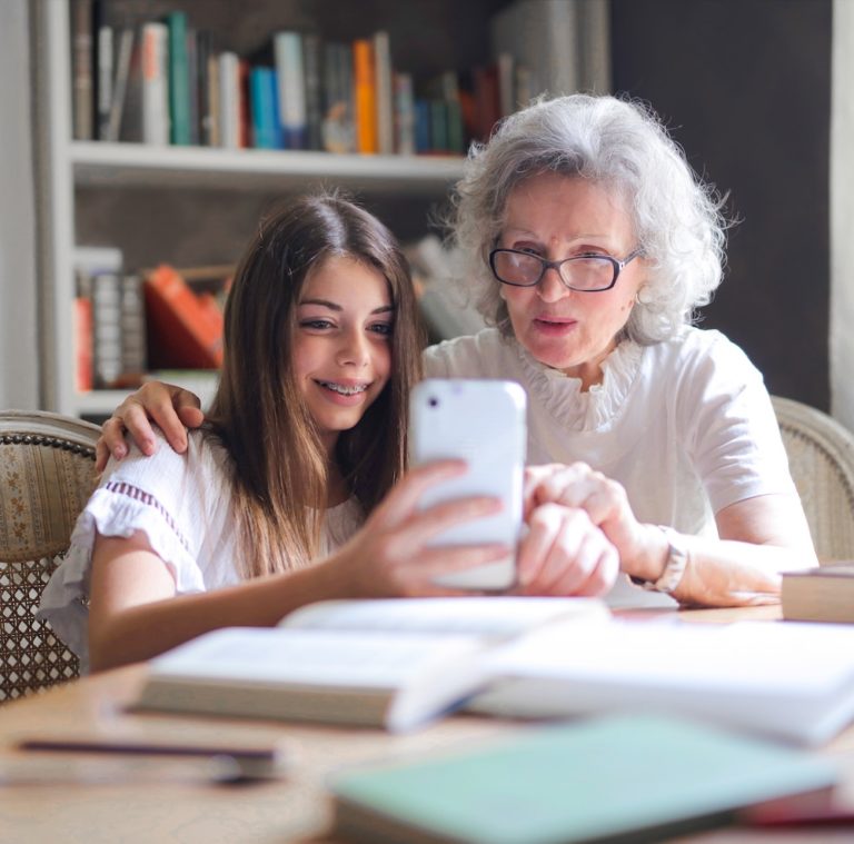 Mamie partage facilement avec les petits-enfants